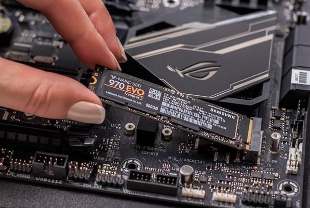 Schließen Sie das neue NVMe-SSD an Ihren Computer an