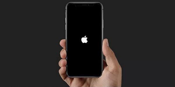 Das iPhone bleibt am Apple-Logo hängen